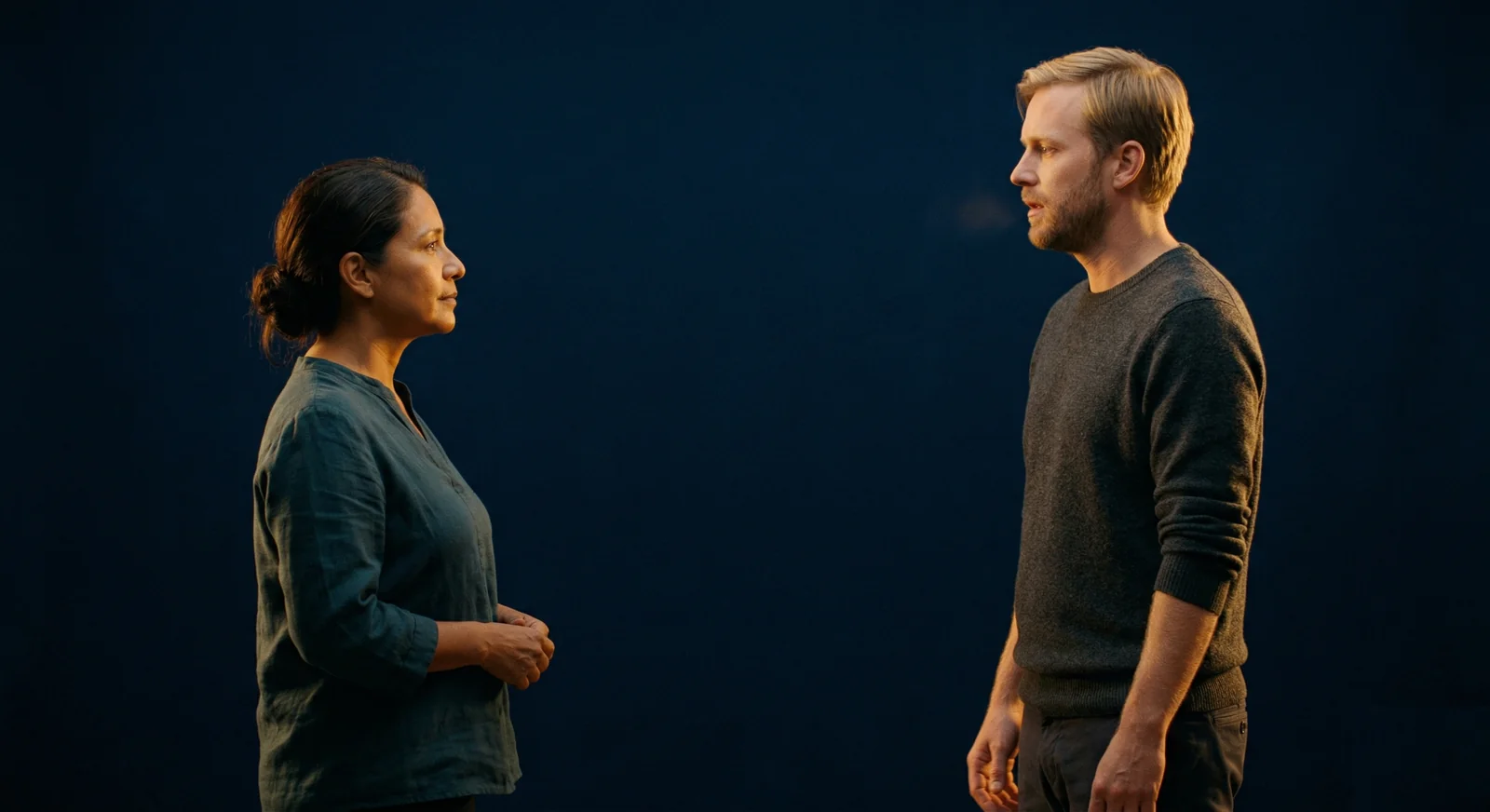 Deux personnes face à face, présence et reconnaissance, sans contact