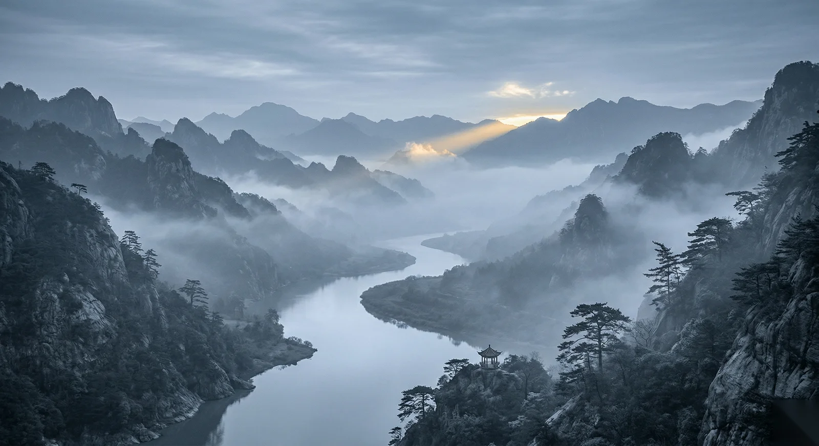 Paysage de montagne chinois dans la brume à l'aube, rivière solitaire suivant le contour de la vallée